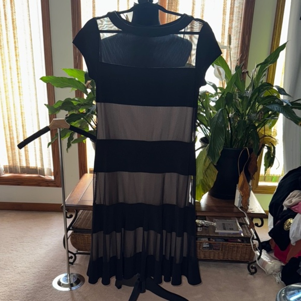 R&M Richards Black Cream Sleeveless Sheath Dress